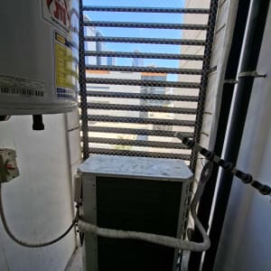 יחידת מיזוג אוויר עם רשת למניעת יונים