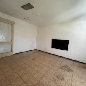 חדר ריק עם טלוויזיה תלויה על הקיר