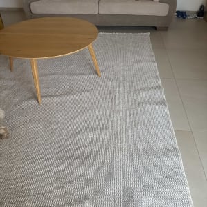 שטיח סלון ארוג וספת בד נקייה בבית הלקוח