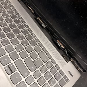 מחשב נייד עם מקלדת ותצוגה פתוחה