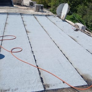 עבודת איטום גג שטוח ביריעות ביטומניות באמצעות מבער גז