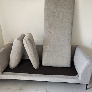 כריות ספה אפורות מונחות לניקוי