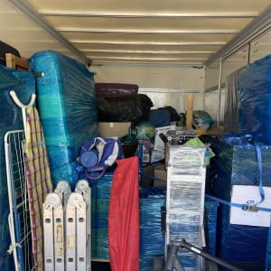 משאית הובלה עם רהיטים וציוד ארוזים