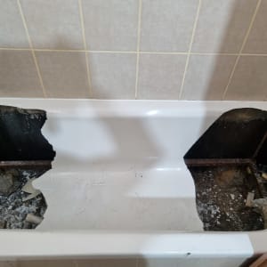 אמבטיה עם חיפוי פגום ותיקונים נדרשים