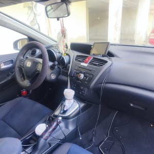 פנים רכב עם מערכת ניווט ותליון מראה