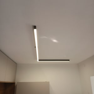 תאורת תקרה מודרנית בצורת האות L