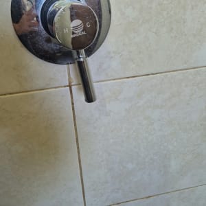 ברז מים על קיר אריחים בחדר אמבטיה