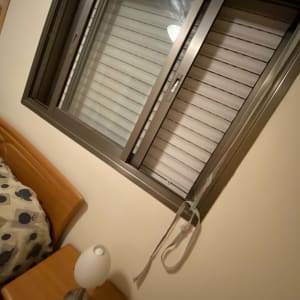 תריסים לבנים עם מסגרת מתכת וחוט משיכה