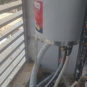 דוד שמש עם צינורות ומחברים במרפסת