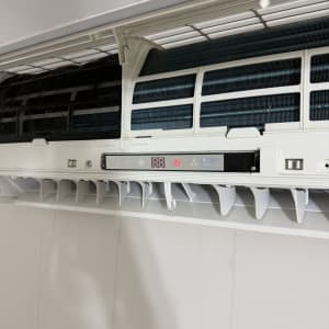 מזגן פתוח עם מסנן גלוי ותצוגה דיגיטלית