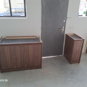 ארונות מטבח מעץ ליד דלת אפורה