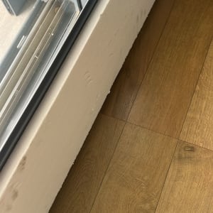 חלון עם מסגרת אלומיניום ורצפת עץ