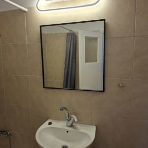 כיור אמבטיה עם מראה ותאורה מעל