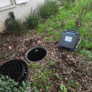 מכשיר ליד פתח ביוב בגינה