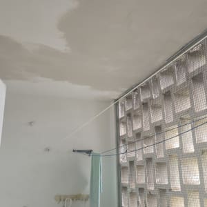 תקרה צבועה חלקית עם כלים תלויים