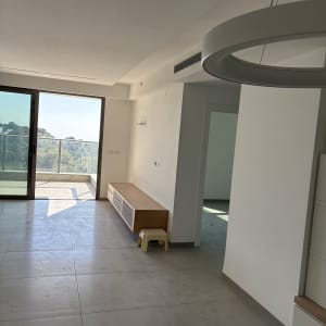 חדר ריק עם קירות לבנים ותקרה חלקה