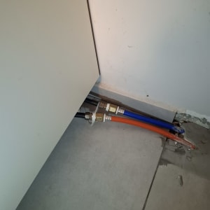 צינורות מים מותקנים בקיר ליד ארון