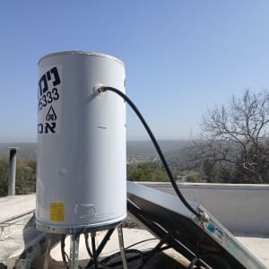 דוד שמש על גג עם נוף ברקע