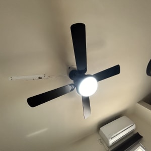 מאוורר תקרה עם תאורה דולקת