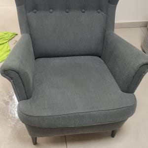 כורסה אפורה על רצפה רטובה לאחר ניקוי