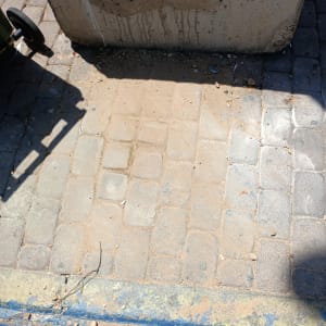 אזור מרוצף עם לכלוך וכתמי מים