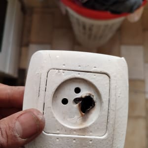 שקע חשמלי שרוף עם סימני נזק