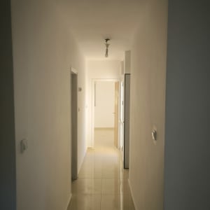 מסדרון ריק עם קירות צבועים ולבן