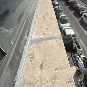 איטום מישקים וחיבורי חלון בחומר איטום אפור בקנט שיש