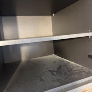 מדף מאובק שזקוק לניקוי