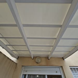 גג פרגולה מעץ עם כיסוי לבן