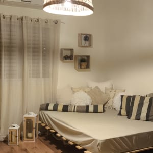 חדר מעוצב עם רהיטים, שולחן ומחשב