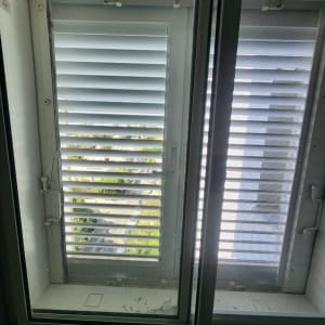  התקנת תריס ורשת בחדר ממ"ד.