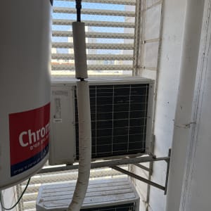 יחידת מיזוג אוויר עם רשת למניעת כניסת יונים