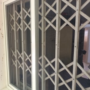 חלון עם סורגי אלומיניום לבנים