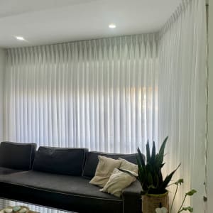 וילון לבן ארוך תלוי מהתקרה עד הרצפה