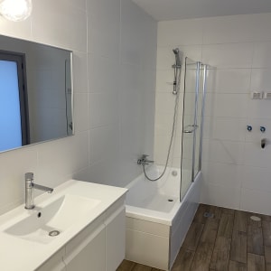 כיור ואמבטיה בחדר רחצה נקי ומסודר