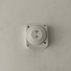 מתג חשמל חכם עם חיבור Wi-Fi מותקן על קיר