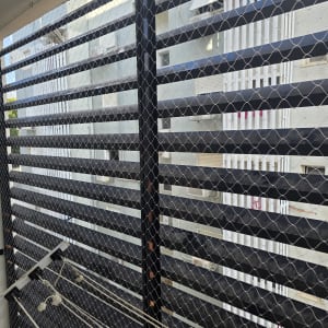 רשת יונים מותקנת על מרפסת למניעת כניסת יונים