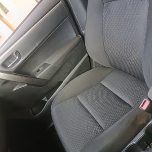 מושב רכב פנימי עם ריפוד כהה