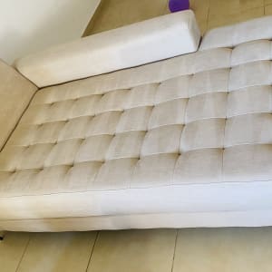 ספה בהירה עם כתמים על הריפוד