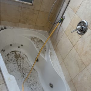 אמבטיה מלוכלכת עם צינור מים לניקוי