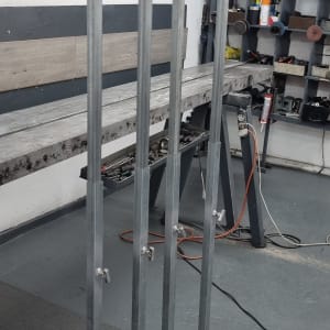 עמודי מתכת גבוהים עם בסיסים מרובעים