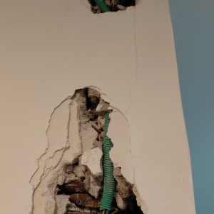 חוטי חשמל יוצאים מקיר שבור