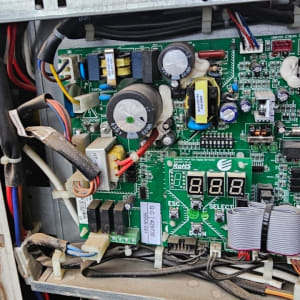 מעגל חשמלי בתוך יחידת מיזוג אוויר