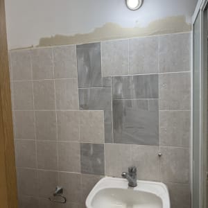 כיור עם ברז, אריחים על הקיר, תיקון קיר