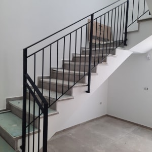 מעקה במדרגות