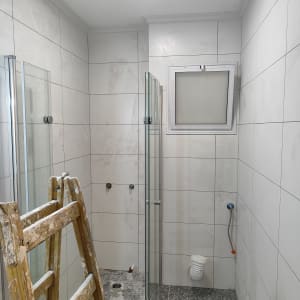 חדר אמבטיה עם קירות גבס, סולם עץ