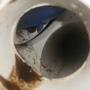 צינור לבן עם לכלוך חום בפנים