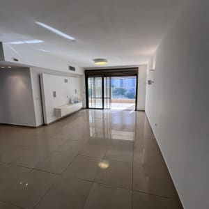 רצפה נקייה ומבריקה בחדר ריק עם חלון גדול