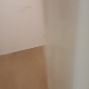 קיר ורצפה בחדר ריק עם תאורה עמומה